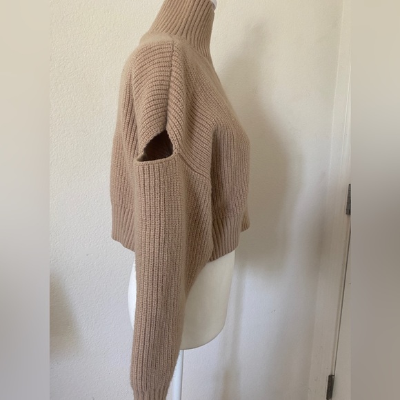 Crop top sweater with open shoulder - Picture 3 of 4